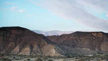 İspanya, Almerya 'daki vahşi ve çorak topraklar üzerinde hareket eden bulutların zaman akışı. Spagetti western için film konumu ayarlandı..