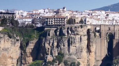 İspanya 'da turistik bir yer. Guadalevin Nehri, Endülüs üzerinde Puente Nuevo yeni köprüsü olan Ronda kasabası. Seyahat hedefi