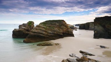 Playa las catedrales, Ribadeo 'daki Katedrais Plajı, Lugo, Galiçya. Kuzey İspanya 'daki Cantabric deniz manzarası.