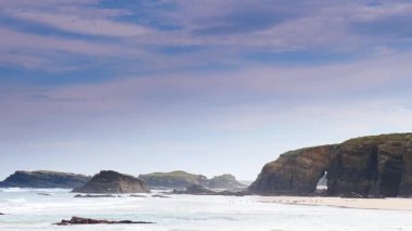 Playa las catedrales, Ribadeo 'daki Katedrais Plajı, Lugo, Galiçya. Kuzey İspanya 'daki Cantabric deniz manzarası.
