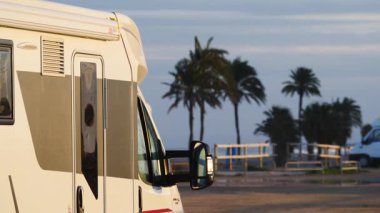 Alicante, İspanya - 5 Aralık 2019: Costa Blanca 'da kıyı kenti yakınlarındaki Akdeniz kıyısında kamp aracı. Karavanla seyahat ediyorum. Karavan tatili.
