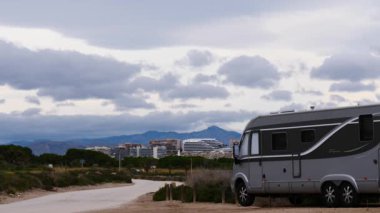 Alicante, İspanya - 13 Aralık 2019: Karavan, Akdeniz kıyısında Costa Blanca 'da İspanyol alacant şehri yakınlarında. Karavanla yolculuk. Karavan tatili.