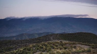 Tabernas çölünün üzerinde hareket eden bulutlar, gece çöküyor. Almerya, İspanya.