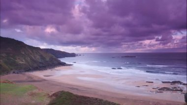 Kara fırtınalı bulutların zaman akışı denizler üzerinde ve Asterias sahillerindeki carniciega plajlarında. Kuzey İspanya 'da sonbahar manzarası.