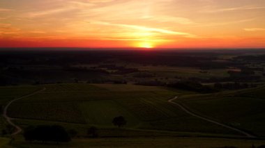 Yeşil vadi üzerinde gün batımı, Jura bölgesinde öğrenci komünü, Doğu Fransa 'da burgne-franche-comte.