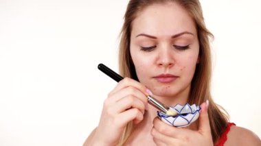 Genç bir kadın yüzüne karbonhidrat temizleme maskesi takıyor, yüzüne, beyaza. Genç kız yağlı cildiyle ilgileniyor, gözenekleri temizliyor. Güzellik tedavisi. Cilt bakımı.