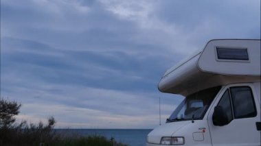 Karavan deniz kıyısında kamp yapıyor. Karavanla seyahat ediyorum. Zaman aşımı