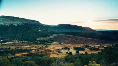 Dağlarda güzel bir gün doğumu, Burgos İspanya. Zaman Uygulaması