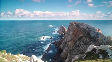 Zaman ayarlı. Faro de Cabo Penas 'tan Bisscay Körfezi' ne. Atlantik Okyanusu 'nun deniz manzarası ve kayalık kıyı şeridi. Kuzey İspanya 'da yüksek uçurumları olan deniz kıyısı.