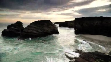Dalgalar alçaldığında okyanusun zamanı. Playa las catedrales, Ribadeo 'daki Katedrais Plajı, Lugo, Galiçya. Kuzey İspanya 'daki Cantabric deniz manzarası.