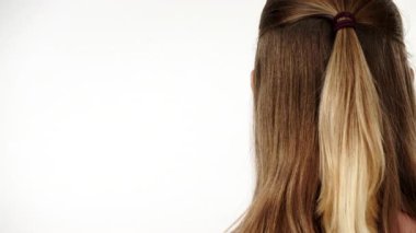 Yüzünde, beyaz karbonhidrat temizleme maskesi olan genç bir kadın. Genç kız yağlı cildiyle ilgileniyor, gözenekleri temizliyor. Güzellik tedavisi. Cilt bakımı.