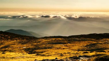 Yüksek dağlarda hareket eden tüylü bulutların zamanı. Portekiz 'deki Torre Dağı tepesinden Serra da Estrela' nın görüntüsü.