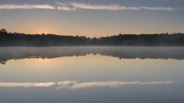 Sisli sabah manzarası. Sonbahar gölü suyunda sis. Povoa e Meadas Barajı Castelo de Vide, Alentejo Portekiz.