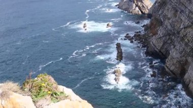 Atlantik Okyanusu 'nun deniz manzarası ve Penas Burnu' nun kayalık kıyıları. Kuzey İspanya 'da yüksek kayalıkları olan deniz kıyısı. Turistik yer.