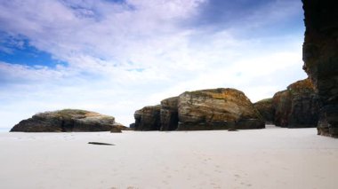 Katedraller Plajı, Ribadeo 'daki Playa las Catedrales, Lugo, Galiçya. İspanya 'nın kuzeyindeki Cantabric sahillerinde kayalık oluşumları. Turist eğlencesi.