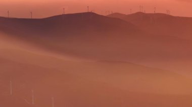 Rüzgar türbinleri gün batımında dağlarda, Serra da Estrela Portekiz 'de.