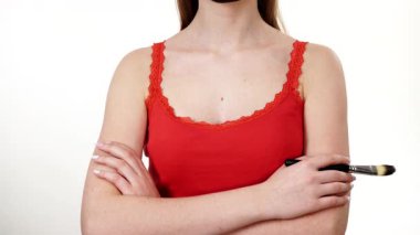 Yüzünde, beyaz karbonhidrat temizleme maskesi olan genç bir kadın. Genç kız yağlı cildiyle ilgileniyor, gözenekleri temizliyor. Güzellik tedavisi. Cilt bakımı.