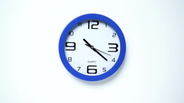 Mavi duvar saati 10: 30, 10: 30 ya da 22: 30 'u gösteriyor. Zaman sınırı kavramı. Zaman aşımı.