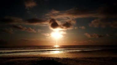 Sabahın erken saatlerinde deniz manzarası. Gün doğumunda denizin üzerinde hareket eden kara bulutların hızlanması. İspanya 'daki doğa manzarası.