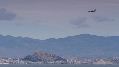 Alicante, valencia, İspanya - 13 Aralık 2019: Kosta blanca kıyı şeridi deniz kenarı alacant şehri ve uçak ryanair irlandalı havayolu. Seyahat.