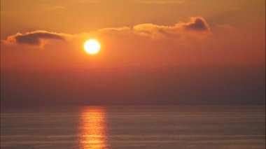 Denizin üzerinde güzel bir gün doğumu