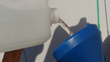 Karavan su deposunu huni kullanarak dolduran kişiyi kapatın. Karavanla seyahat ediyorum. Karavan tatili. Yavaş çekim