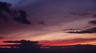 Gün doğumunda bulut manzarası. Koyu mavi gökyüzü ve ufuktaki ilk ışık. Şafak vakti.