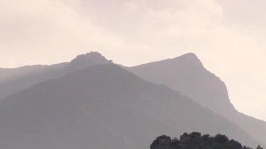 İspanyol akşam manzarası. Göl kenarındaki dağlar, mumyalama del guadalhorce, ardales rezervuarı, Malaga Endülüs, İspanya. Uzaklaştır