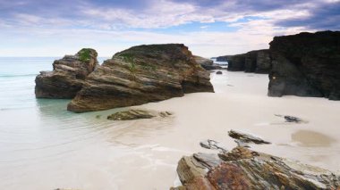 Galiçya İspanya 'daki Katedral Sahili' nde kayalık oluşumları. Playa de las Catedrales, Ribadeo 'da Katedrais Olarak, Lugo. Kuzey İspanya 'daki Cantabric kıyı şeridi. Turist eğlencesi.