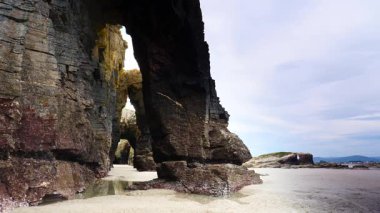 Playa las catedrales, Ribadeo 'daki Katedrais Plajı, Lugo, Galiçya. Kuzey İspanya 'daki Cantabric deniz manzarası.