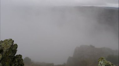 Alçak bulutlar içinde bir dağ. Sisli dağlar manzarası. Zaman Uygulaması