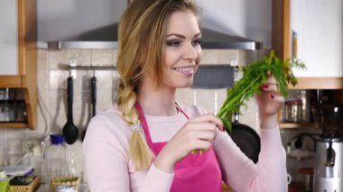 Yeşil dereotu baharatlı sebze tutan genç ve güzel bir kadın. Sağlıklı gıda kokusu kavramı.