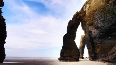 Playa las catedrales, Ribadeo 'daki Katedrais Plajı, Lugo, Galiçya. Kuzey İspanya 'daki Cantabric deniz manzarası.