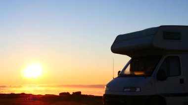Karavan bulutların üzerinde gün doğumunda dağlarda kamp kuruyor. Portekiz, Serra da Estrela 'nın Torre Dağı zirvesi. Karavanla seyahat ediyorum. Ziyaret edilecek yer.