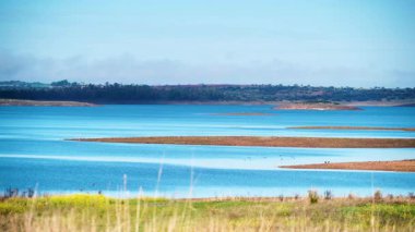 Iuz köyündeki Alqueva Barajı yapay gölü, Alentejo turizm bölgesi, Evora bölgesi, Portekiz Avrupa.