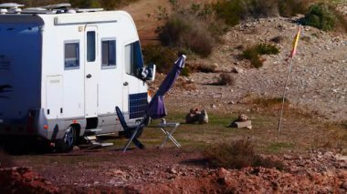 Kamp aracı doğada kamp yapıyor. Karavanla seyahat ediyorum. Karavan tatili.