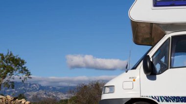 Kampçı, İspanya 'da doğada eğlence aracı. Karavanla seyahat ediyorum. Karavan tatili.