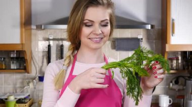 Yeşil dereotu baharatlı sebze tutan genç ve güzel bir kadın. Sağlıklı gıda kokusu kavramı.