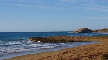 Sahil manzarası, deniz kıyısı, Calblanque bölge parkındaki Cala Magre plajı, Murcia bölgesi İspanya.