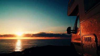 Kamp karavanı güneş doğarken deniz kıyısında, Almerya, Endülüs İspanya 'da kamp yapıyor. Karavanla seyahat ediyorum. Karavan tatili.