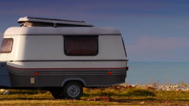 Çatı katlı, karavan karavanı deniz kıyısında kamp yapıyor. Capicorb, Valencia bölgesi İspanya. Seyahat, gezici evle tatil.