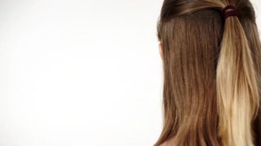 Yüzünde, beyaz karbonhidrat temizleme maskesi olan genç bir kadın. Genç kız yağlı cildiyle ilgileniyor, gözenekleri temizliyor. Güzellik tedavisi. Cilt bakımı.