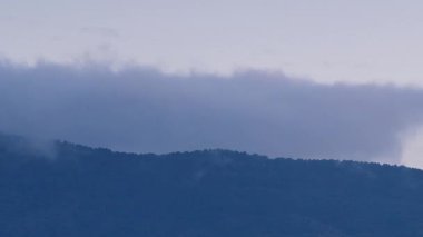 Dağların üzerindeki bulutlar. Almerya 'da Tabernas Çölü manzarası, İspanya.