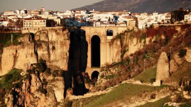 İspanya 'da turistik bir yer. Ronda, Endülüs 'teki Puente Nuevo yeni köprüsü. Seyahat güzergahı, dönüm noktası. Kasabanın üzerine gece çöküyor..