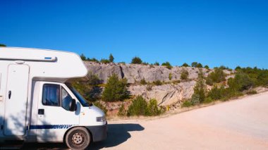 Kamp aracı, İspanya dağlarında doğada kamp yapan bir araç. Karavanla seyahat ediyorum. Karavan tatili.