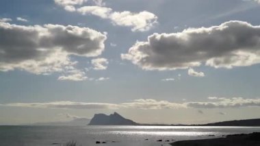Deniz Burnu. Bulutların Cebelitarık kayası üzerinde hareket etmesi zaman kaybı. Torrecarbonera Sahili, Punta Mala, Endülüs İspanya. Turist eğlencesi.