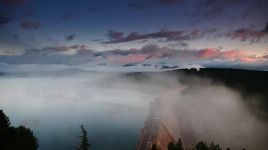 İspanya 'nın kuzeyindeki Palencia, Kastilya ve Leon bölgesinde bulunan Aguilar de Campoo barajında sabah sisi..