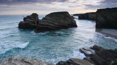 Playa las catedrales, Ribadeo 'daki Katedrais Plajı, Lugo, Galiçya. Kuzey İspanya 'daki Cantabric deniz manzarası.