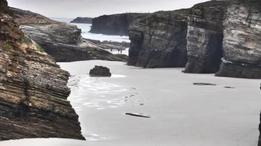 Galiçya İspanya 'daki Katedral Sahili' nde kayalık oluşumları. Playa de las Catedrales, Ribadeo 'da Katedrais Olarak, Lugo. Kuzey İspanya 'daki Cantabric kıyı şeridi. Turist eğlencesi.