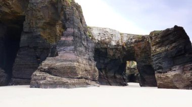 Playa las catedrales, Ribadeo 'daki Katedrais Plajı, Lugo, Galiçya. Kuzey İspanya 'daki Cantabric deniz manzarası.